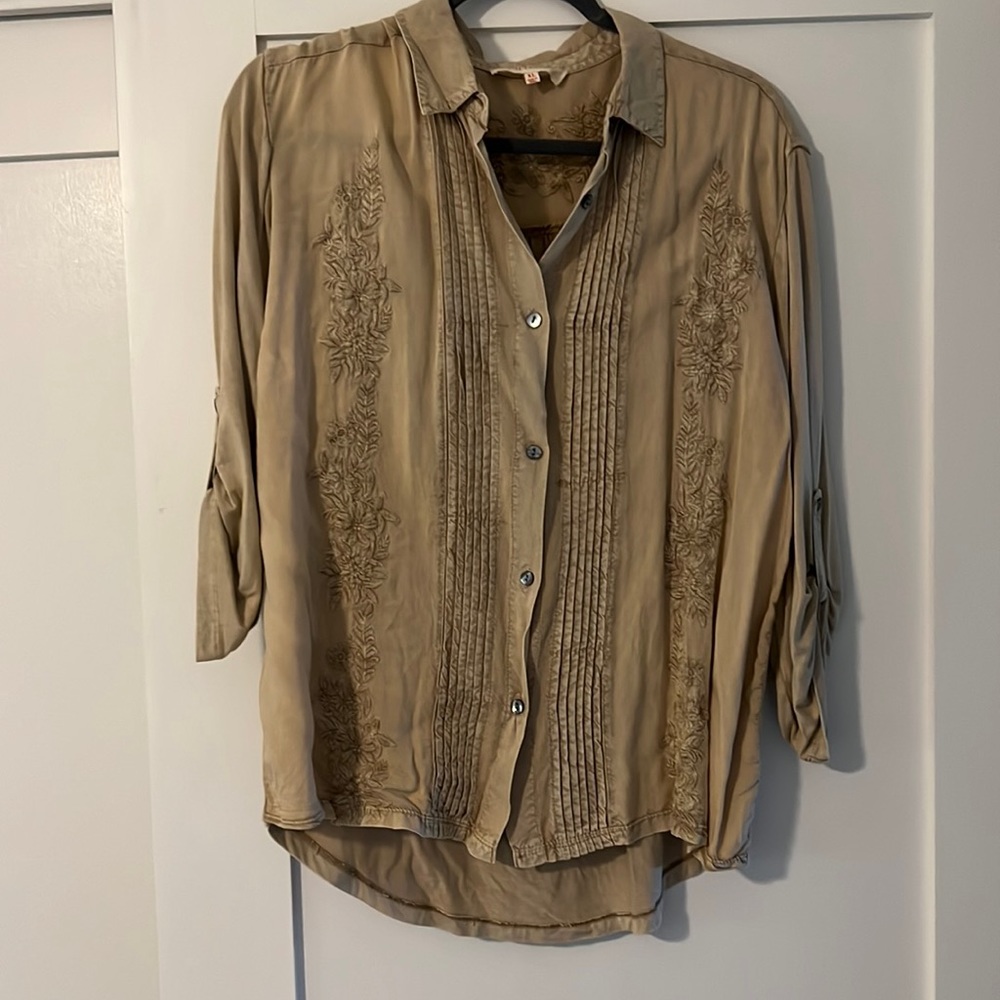 Gorgeous detailing on this cotton and jersey blouse.